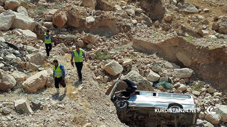 A mini bus carrying two Iraqi tourist families drove off a mountainous road in the Kurdistan Region, killing and injured tens of people  Aug. 30, 2019. (Photo: Kurdistan 24/Karwan Yara)